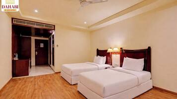 Habitación doble, vistas a la ciudad | Escritorio y wifi gratis