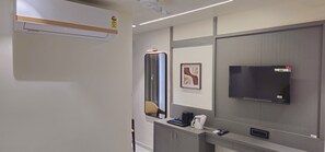 Schreibtisch, laptopgeeigneter Arbeitsplatz, Bügeleisen/Bügelbrett