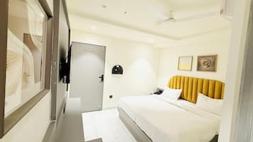 Deluxe-Doppelzimmer, Stadtblick | Schreibtisch, laptopgeeigneter Arbeitsplatz, Bügeleisen/Bügelbrett