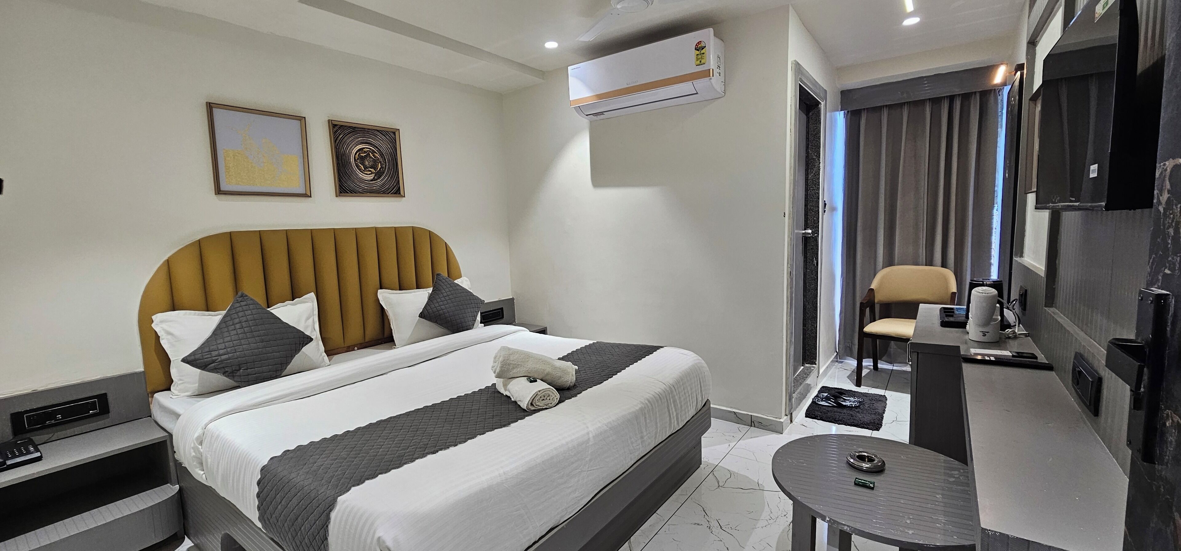 Bureau, espace de travail pour ordinateur portable