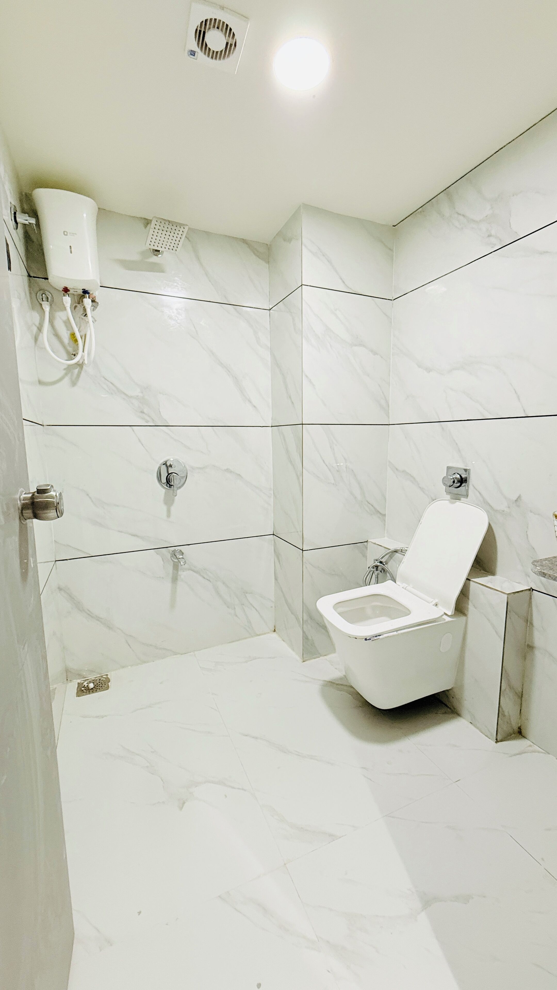 Deluxe-Doppelzimmer, Stadtblick | Badezimmer | Kostenlose Toilettenartikel, Hausschuhe, Handtücher, Seife