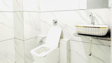 Phòng đôi Deluxe, quang cảnh thành phố | Phòng tắm | Đồ dùng nhà tắm miễn phí, dép đi trong nhà, khăn tắm, xà phòng