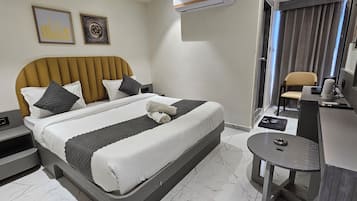 Escritorio y espacio para trabajar con laptop