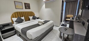 Schreibtisch, laptopgeeigneter Arbeitsplatz, Bügeleisen/Bügelbrett