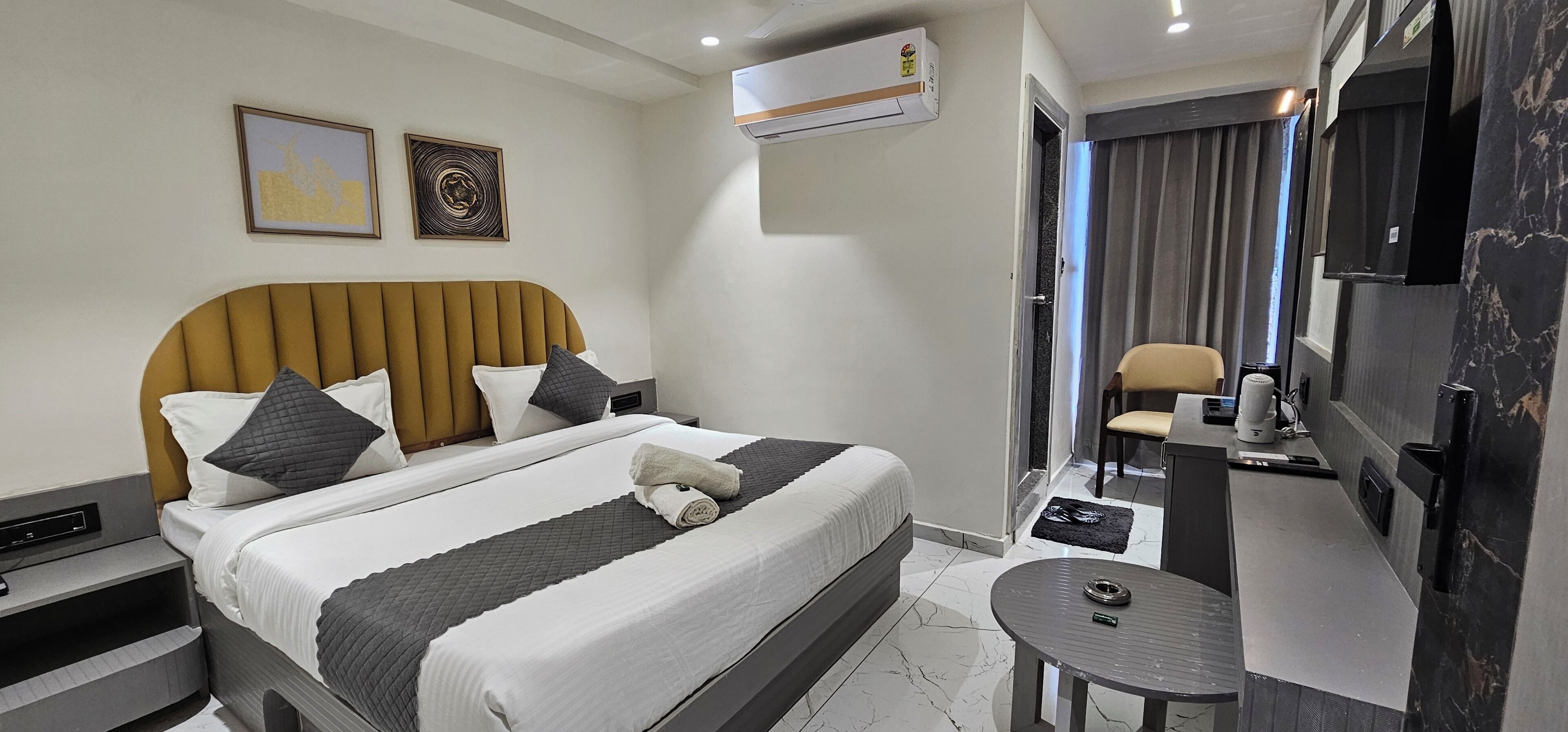 Desk, laptop workspace, iron/ironing board, free WiFi
