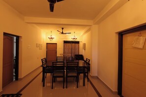 Dining - Taaraa Loca - Yoga Spiritual n Dorms (Varkala)