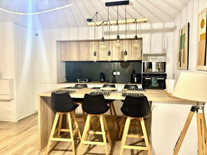 Fridge, microwave, oven, stovetop - Fully air-conditioned apartment with terrace and garage (La Seyne-sur-Mer)