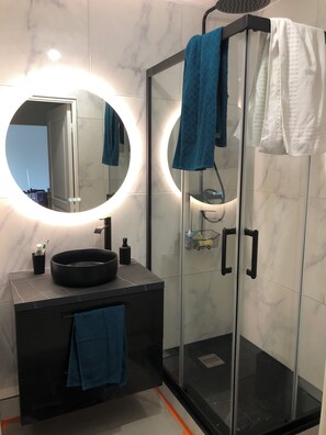 Hair dryer, towels, soap, toilet paper - Fully air-conditioned apartment with terrace and garage (La Seyne-sur-Mer)