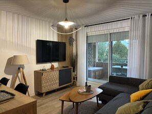 TV - Fully air-conditioned apartment with terrace and garage (La Seyne-sur-Mer)