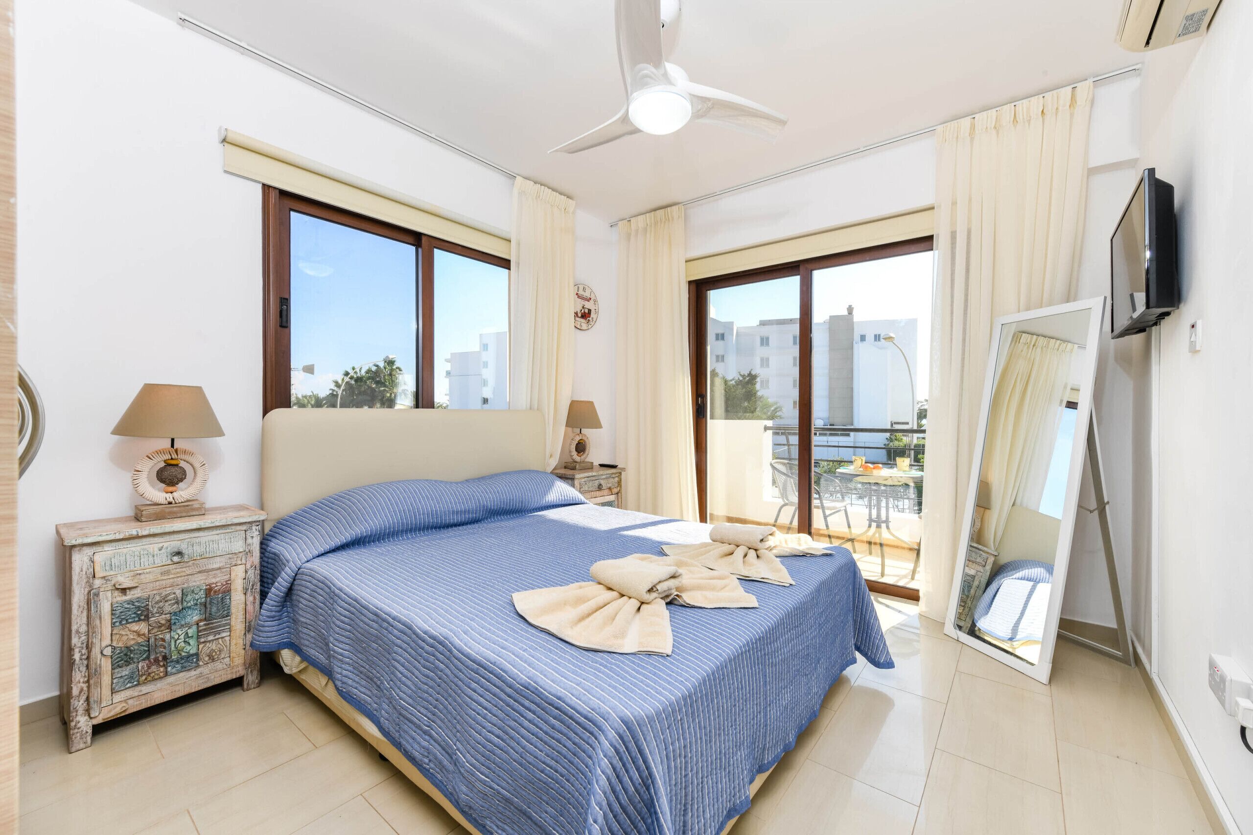 Cofres nos quartos, ferros/tábuas de passar roupa, roupa de cama