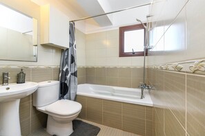 Hair dryer, shampoo, toilet paper - Nissi Apartment #102 (Ayia Napa)