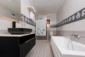 Quarto casal luxo | Banheiro | Toalhas de banho, sabonete, shampoo, papel higiênico