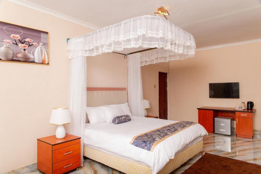 Värdeförvaringsskåp på rummet, skrivbord och mörkläggningsgardiner