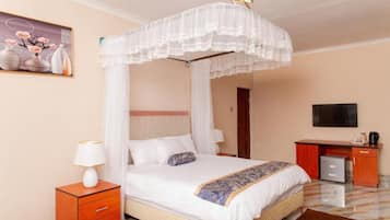 Värdeförvaringsskåp på rummet, skrivbord och mörkläggningsgardiner