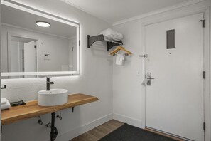 Dutxa, assecador de cabells, tovalloles i sabó 