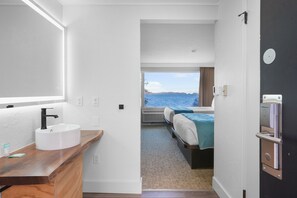 Douche, sèche-cheveux, serviettes fournies, savon