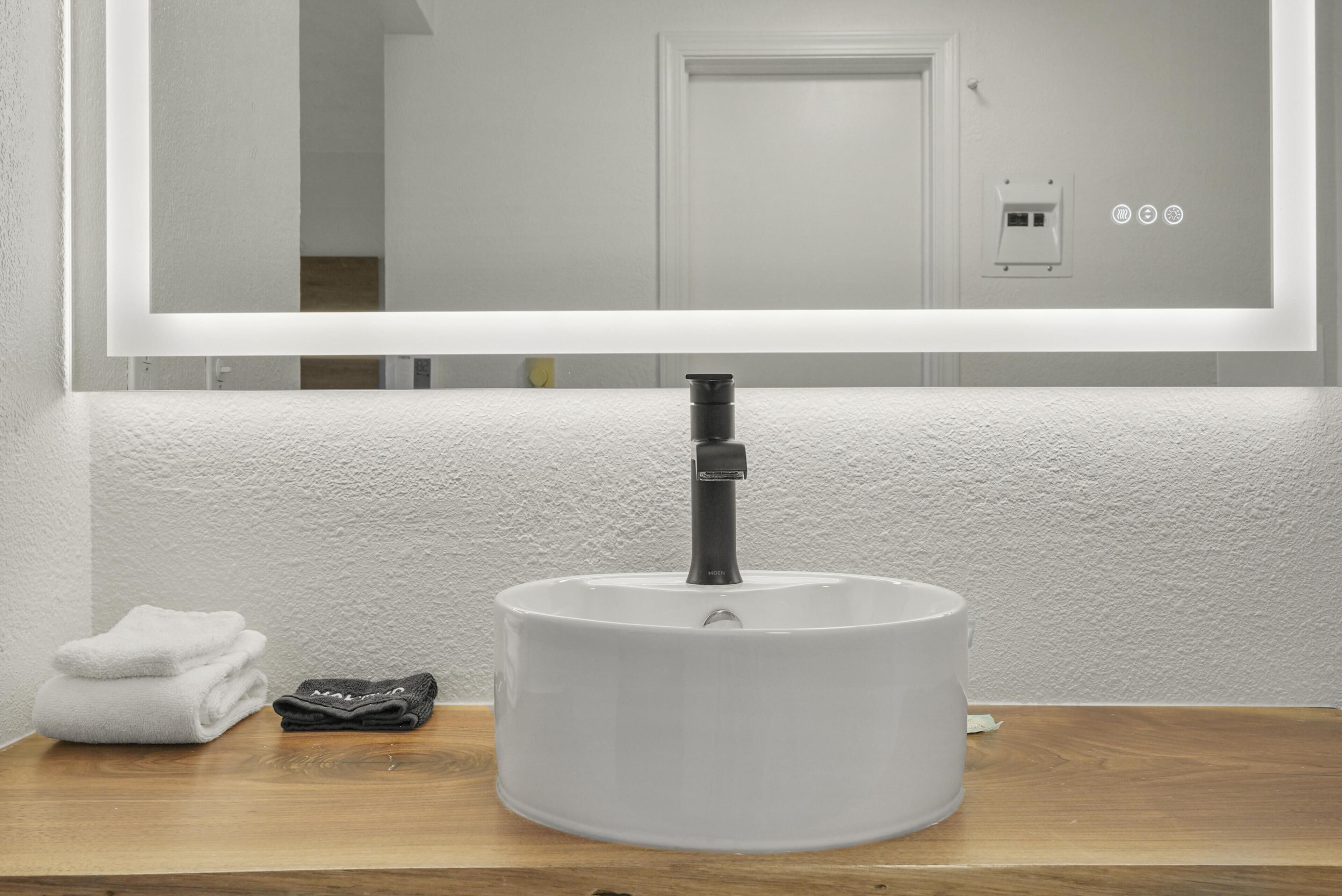 シャワー、ヘアドライヤー、タオル、石鹸