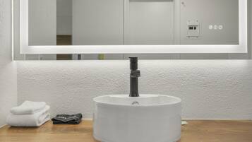 Regadera, secadora de cabello, toallas, jabón