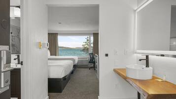 Tabla de planchar con plancha, wifi y ropa de cama