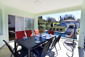 Outdoor dining - Comfortable Holiday Home With Pool (Buje)