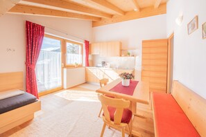 Dining - Apartment 'Inner Glieshof St Josef' with Mountain View, Sunny South Balcony & Free Wi-Fi (Malles Venosta)