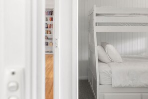 3 bedrooms, iron/ironing board, WiFi, bed sheets - The Deck House Lorne (Lorne)