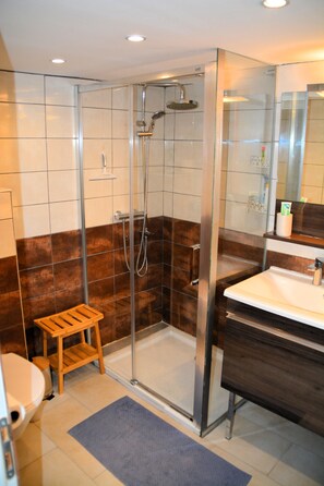 Shower, hair dryer, towels, soap - Charming, renovated townhouse with top facilities only 3 km to the beach (Vias)