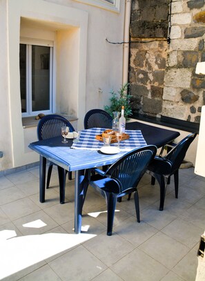 Outdoor dining - Charming, renovated townhouse with top facilities only 3 km to the beach (Vias)