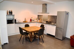 Fridge, microwave, oven, stovetop - Charming, renovated townhouse with top facilities only 3 km to the beach (Vias)