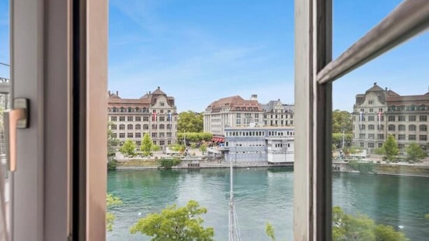 A view of a river with buildings across it. - Old Town Riverside | AC | Balcony | Free Parking | Water View (Zürich)