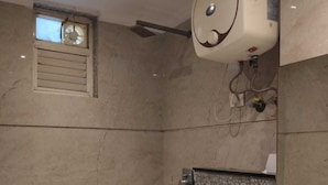 Un baño con inodoro, ducha y lavamanos.