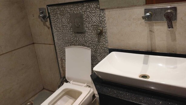 Un baño pequeño con inodoro, lavamanos y espejo.
