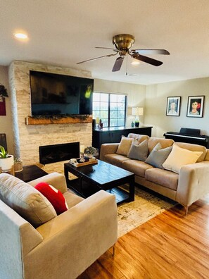 Smart-tv, pejs, dvd-afspiller, bøger