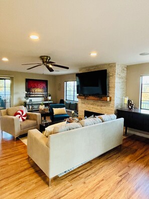 Smart TV, fireplace, DVD player, books - Perfect 4-bedroom house near lakes and trails in Folsom (Folsom)