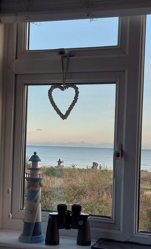 Beautiful dog friendly 2 bed apartment in East Sussex village right on the beach