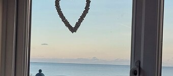 Beautiful dog friendly 2 bed apartment in East Sussex village right on the beach