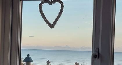 Beautiful dog friendly 2 bed apartment in East Sussex village right on the beach