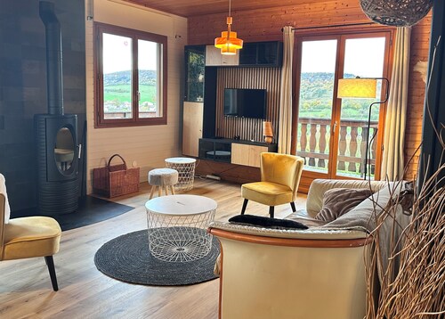 Quiet chalet with panoramic views, completely renovated in 2025