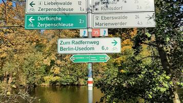 Een richtingsbord met meerdere pijlen dat afstanden en richtingen naar verschillende locaties aangeeft.