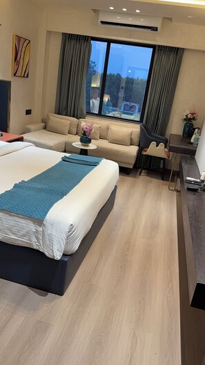 Phòng Premium | Bộ đồ giường cao cấp, chăn bông, nệm cao su hoạt tính (memory foam) 