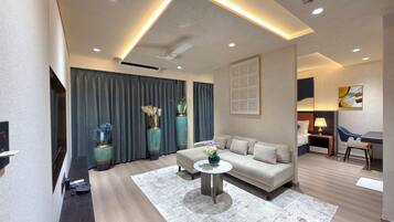 Basic Studio Suite, City View | Living area