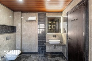 Premium-studiosuite - byudsigt | Badeværelse | Bruser, Sæbe, Shampoo, Toiletpapir