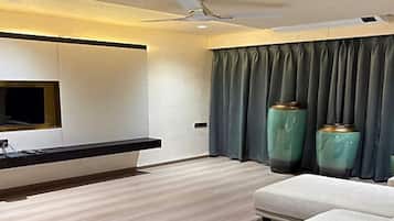 Basic Studio Suite, City View