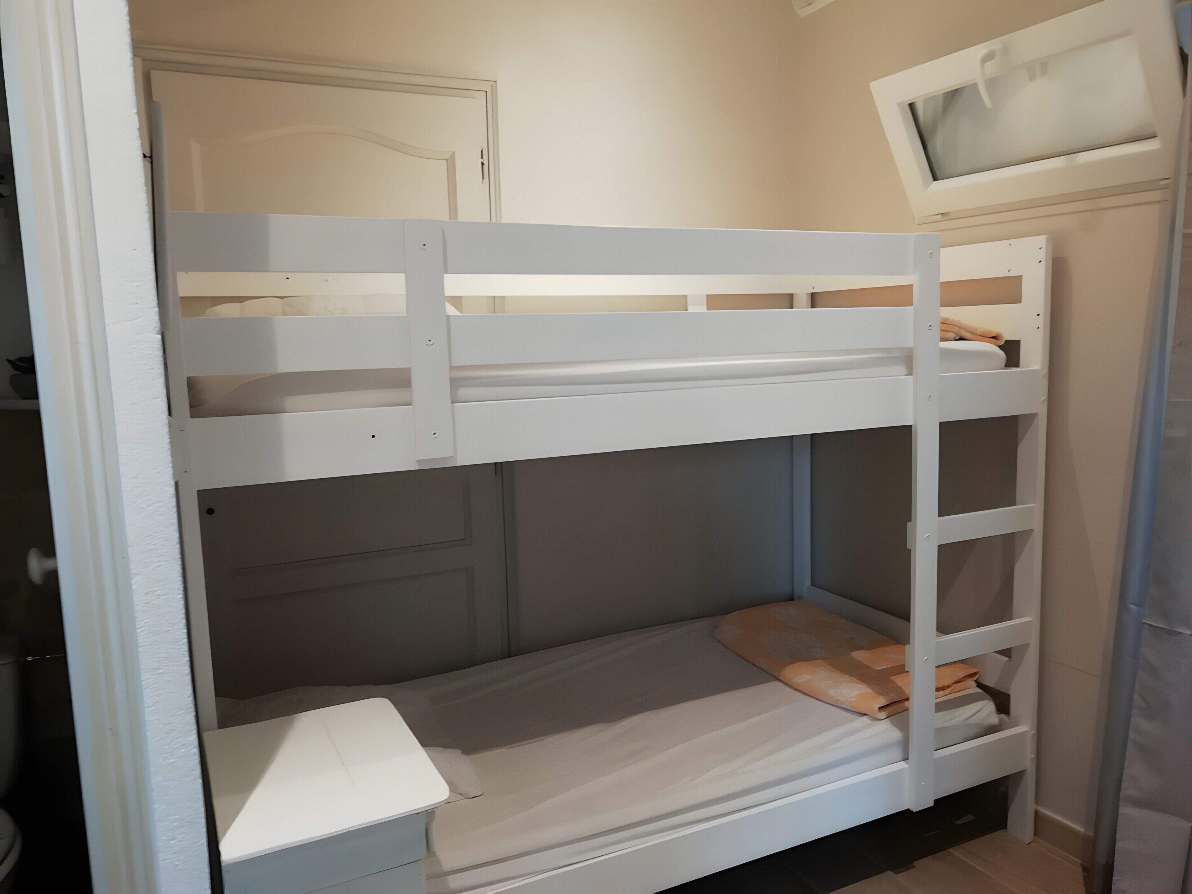 Strykjärn/strykbräda, wi-fi och sängkläder