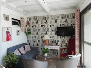 TV - Holiday Home 'Gîte Giulia' with Shared Pool, Wi-Fi and Air Conditioning (Mouriès)