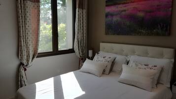 Tabla de planchar con plancha, wifi, ropa de cama