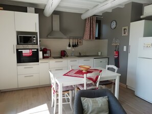Kylskåp, mikrovågsugn, ugn och spishäll