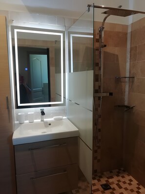 Ducha, secador de pelo y toallas