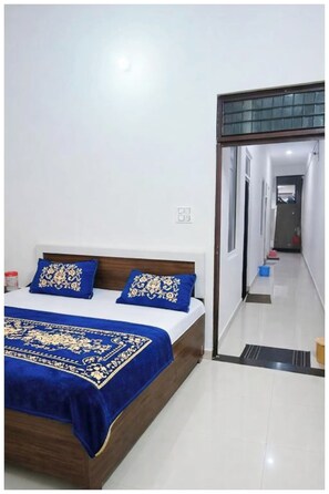 Deluxe Double Room, Air conditioning - Hotel Shri Geeta Dham Near Prem Mandir (Mathura)