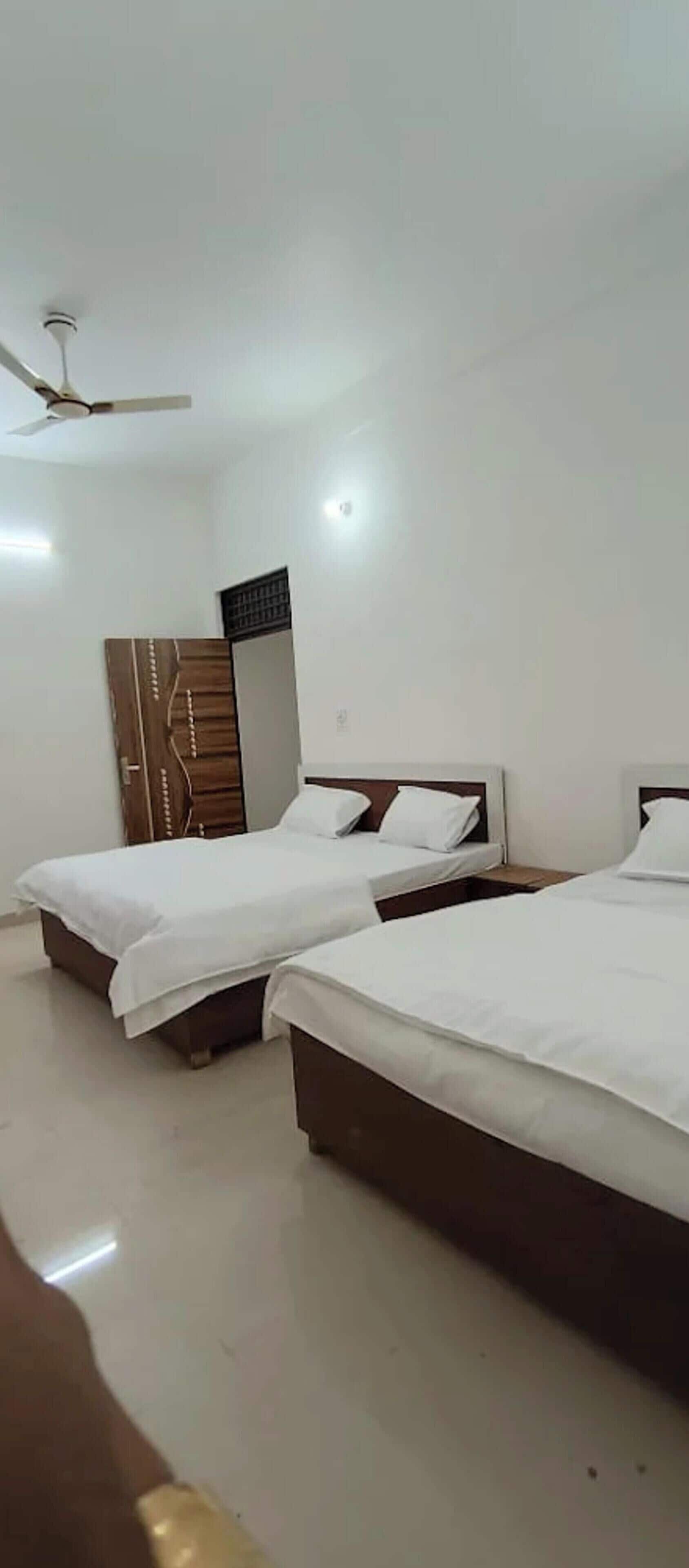 ملاءات للفراش لا تسبب الحساسية ومكتب وتجهيزات عازلة للصوت